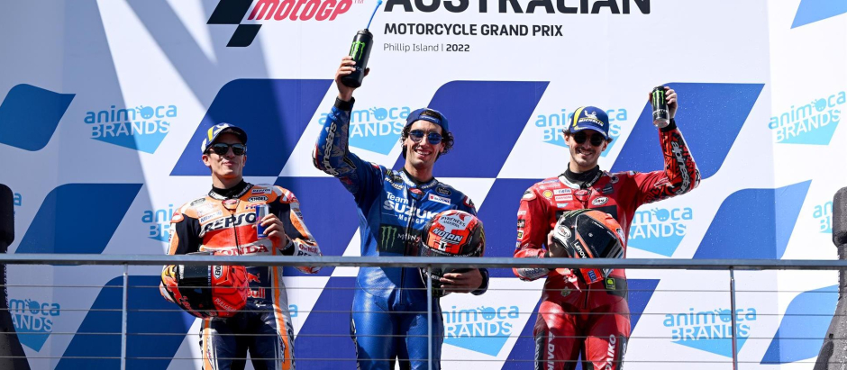 El podio del GP de Australia de MotoGP: ganó Rins, con Márquez segundo
