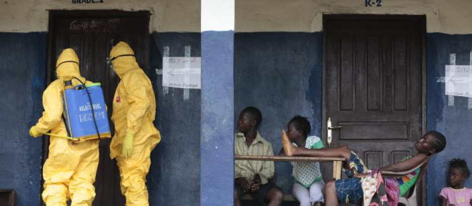 Sanitarios entran en un vivienda en Monrovia durante la crisis del ébola en África occidental de 2014.