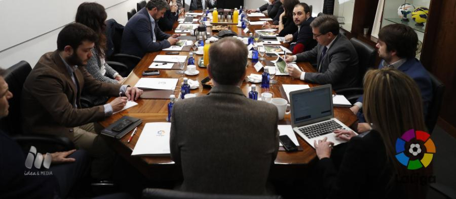Reunión, en una imagen de archivo, en LaLiga entre clubes y representantes gubernamentales