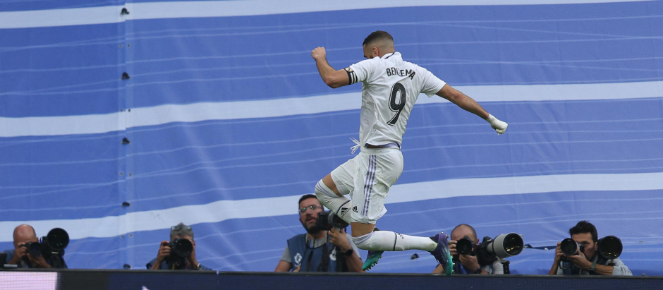 Benzema celebra su primer gol