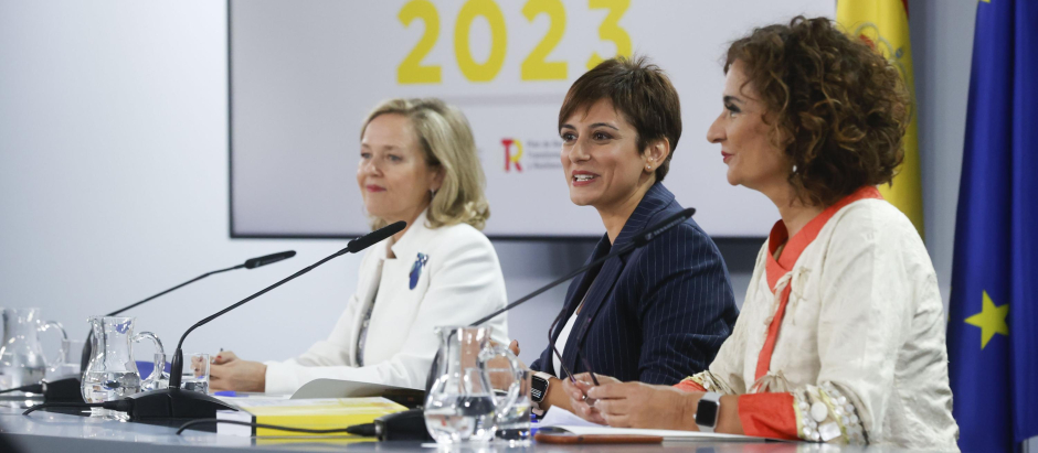 Isabel Rodríguez, Nadia Calviño y María Jesús Montero, tras un Consejo de Ministros