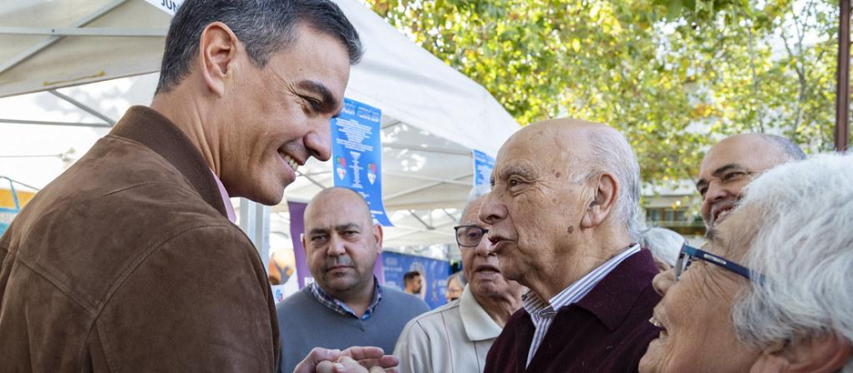 Pedro Sánchez saludando a unos pensionistas en Getafe