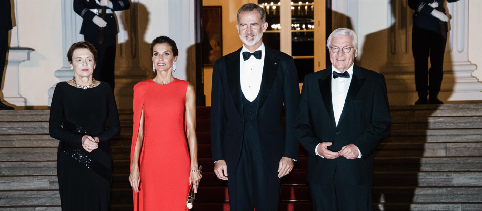 Los Reyes de España posan con el presidente alemán Frank-Walter Steinmeier y su esposa Elke Buedenbender
