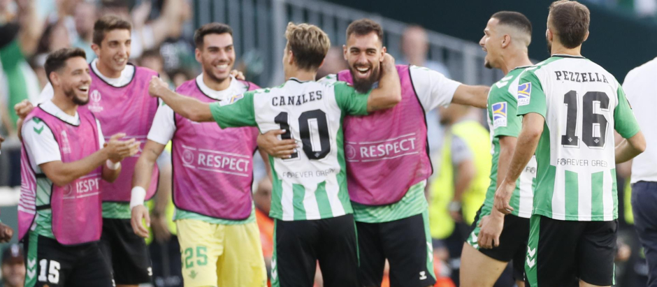 El centrocampista del Betis Sergio Canales (c) celebra con sus compañeros tras marcar el 1-0 durante el partido del grupo C de la Liga Europa entre el Real Betis y el AS Roma, este jueves en el estadio Benito Villamarín de Sevilla.