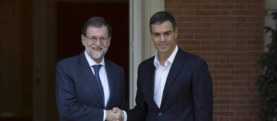El presidente del Gobierno, Pedro Sánchez junto al expresidente, Mariano Rajoy