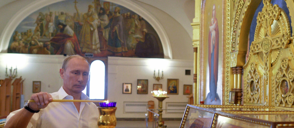 Vladimir Putin enciende una vela en la catedral de Quersoneso, en Crimea