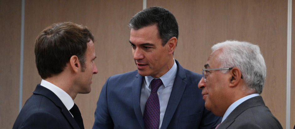 Sánchez, Macron y Costas en su reunión de este jueves