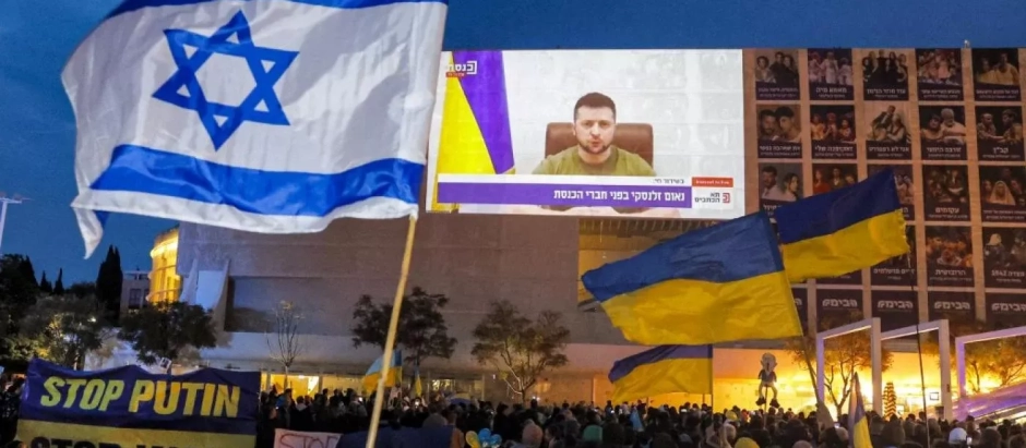 Manifestantes en Tel Aviv ven un vídeo del presidente de Ucrania, Volodymyr Zelensky (marzo de 2022)