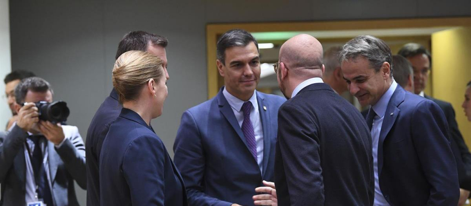 El presidente del Gobierno, Pedro Sánchez, charla con varios jefes de Estado y de Gobierno antes de la reunión del Consejo Europeo