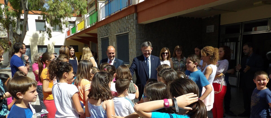 El presidente de la Generalitat Valenciana, Ximo Puig, durante una visita a un colegio.