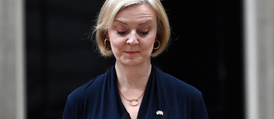Liz Truss en el 10 de Downing Street anuncia su dimisión
