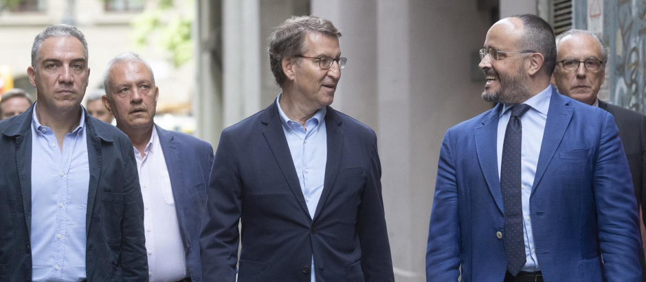 El presidente del PP, Alberto Nuñez Feijóo, acompañado por el presidente del PPC, Alejandro Fernández (d), durante su intervención hoy en Barcelona en la primera de las convenciones sectoriales del partido