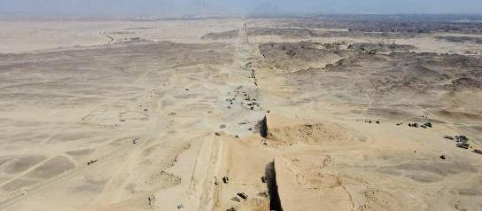 Una imagen muestra la zanja en línea recta, que se pierde en el horizonte del desierto, donde se edificará la futurista ciudad The Line