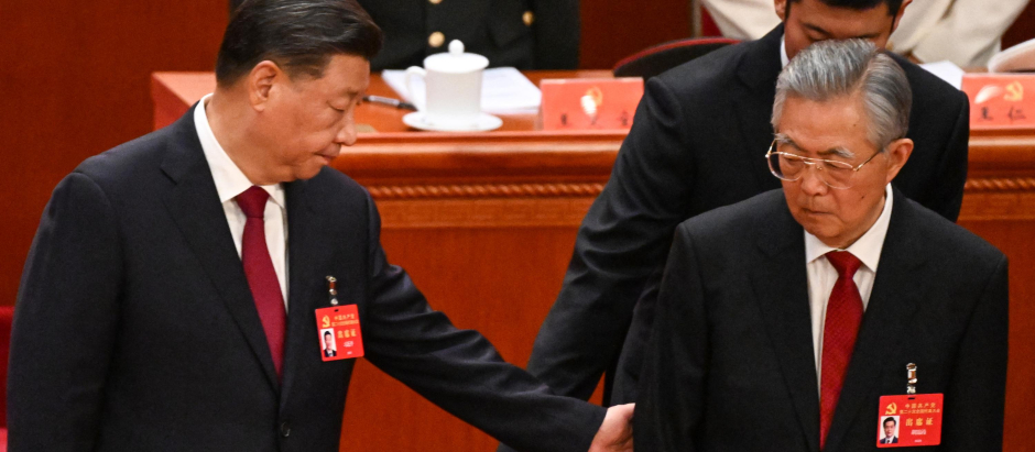 Xi Jinping (izq.) durante la sesión inaugural del XX Congreso del Partido Comunista chino