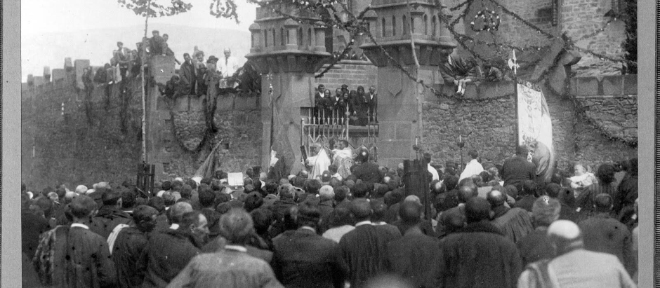 Peregrinación con el brazo de San Francisco Javier a su castillo en 1922 antes de  partir hacia Francia