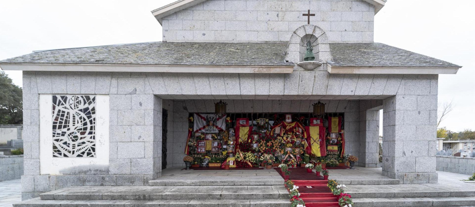 El panteón de la familia Franco, engalanado con flores y banderas de España, en el cementerio de Mingorrubio