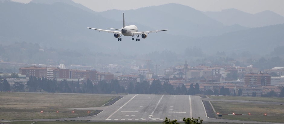 Un avión en la maniobra de aproximación de la pista de rodadura del aeropuerto de Bilbao