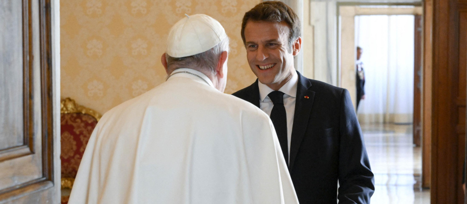 El Papa Francisco, saludando a Macron a su llegada al Palacio Apostólico