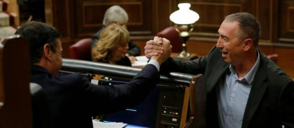 El presidente del Gobierno, Pedro Sánchez, y el diputado Joan Baldoví se saludan en el Congreso.