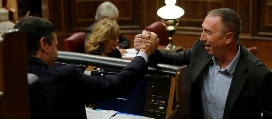 El presidente del Gobierno, Pedro Sánchez, y el diputado Joan Baldoví se saludan en el Congreso.