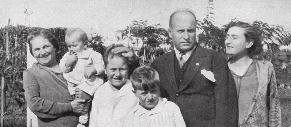 Mussolini junto a su familia