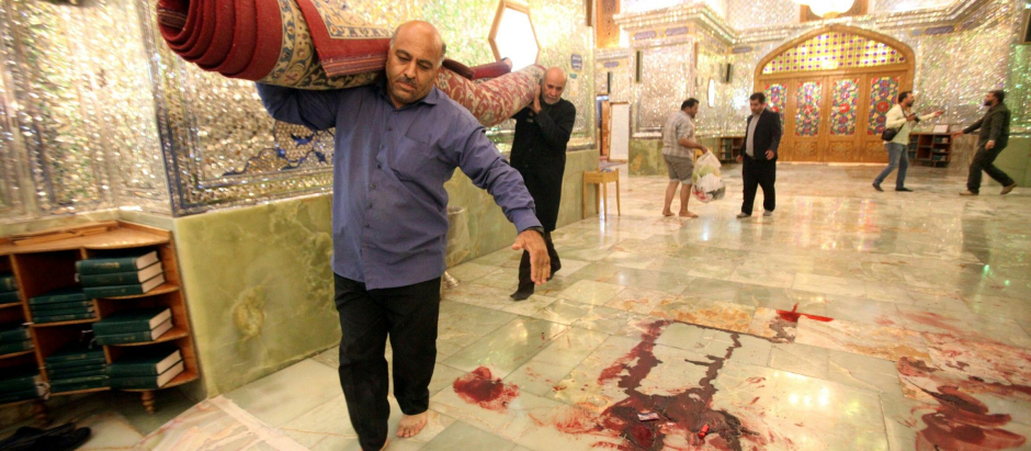 Los trabajadores limpian el lugar del atentado ocurrido en el mausoleo de Shah Cheragh en la ciudad iraní de Shiraz, el 26 de octubre de 2022