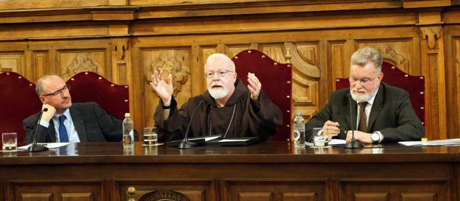 El decano de Teología, Francisco García, el cardenal O´Malley y el profesor Miguel Anxo Pena
