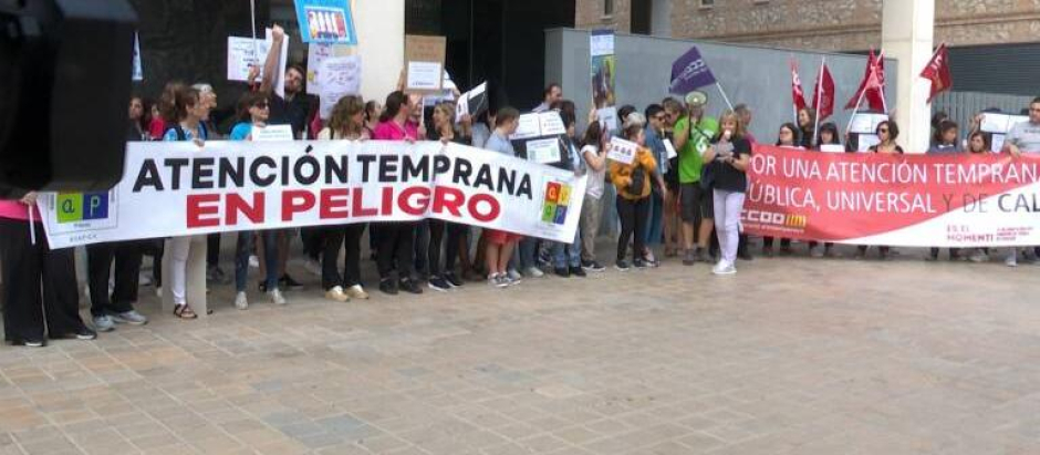 Profesionales de la Atención Temprana se manifiestan en Valencia.