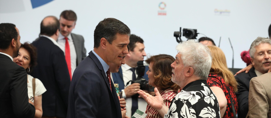 El presidente socialista del Gobierno, Pedro Sánchez, conversa con el director de cine, Pedro Almodóvar