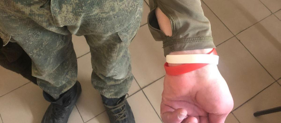 Prisioneros rusos en Ucrania portando distintivos para identificar sus enfermedades infecciosas