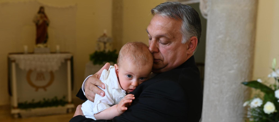 Viktor Orban con su nieto