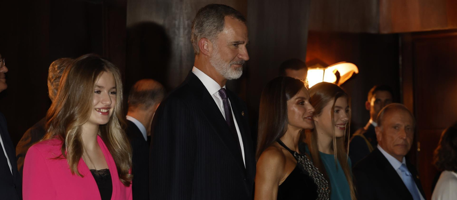 La Familia Real española en el palco antes de que comience el concierto de los Premios Princesa de Asturias 2022