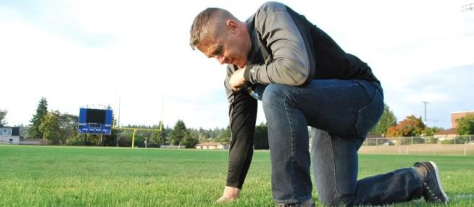 Joseph Kennedy, entrenador de fútbol americano, fue suspendido por rezar en los partidos