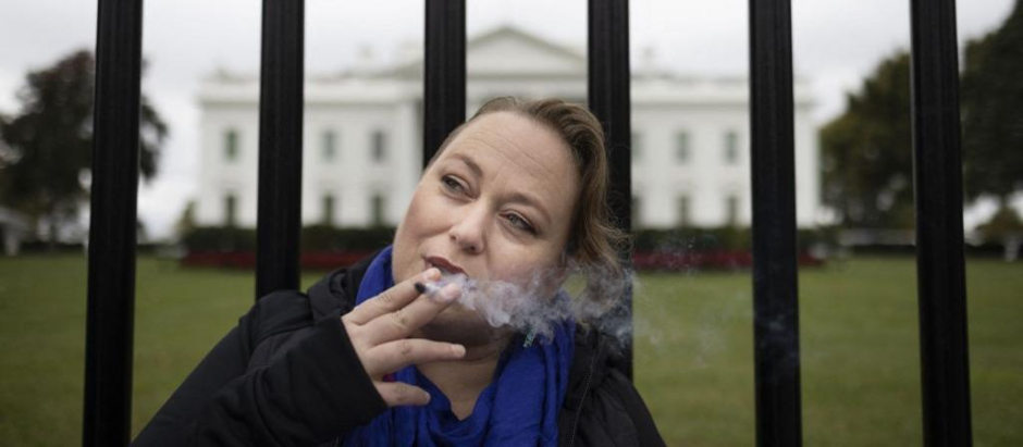 Una activista a favor de la legalización del cannabis, frente a la Casa Blanca.