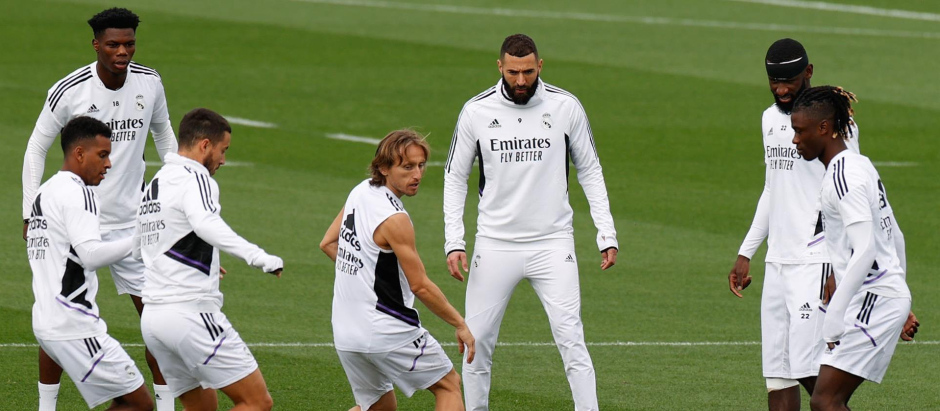 Benzema, en el centro, en un entrenamiento del Real Madrid