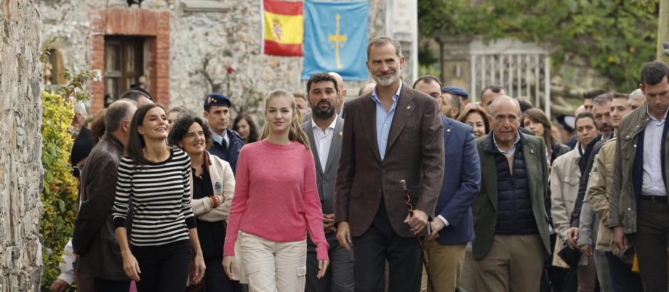 Los Reyes de España, Felipe VI y Letizia, y la Princesa de Asturias Leonor, visitan la parroquia de Cadavedo, en el municipio de Valdés