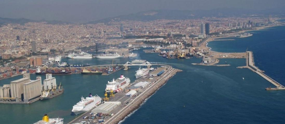 Perspectiva general del puerto de Barcelona