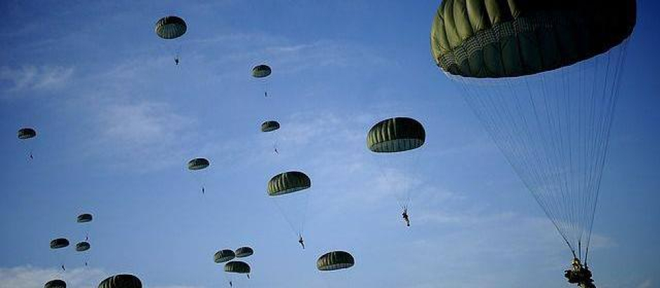 Espectacular imagen de Salto de paracaidistas de la Bripac