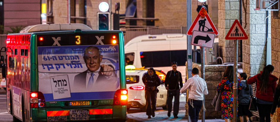 Campaña del ex primer ministro Benjamín Netanyahu en un bus de Jerusalén