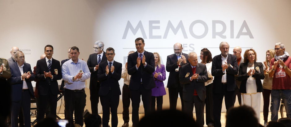 - El presidente del Gobierno, Pedro Sánchez (c), junto al ministro de Presidencia, Félix Bolaños (4i) preside el acto por el "Día de Recuerdo y Homenaje a todas las víctimas del golpe militar, la Guerra y la Dictadura"