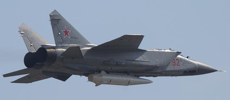 Avión de combate ruso cargado de un misil hipersónico Kinzhal, también llamado Killjoy