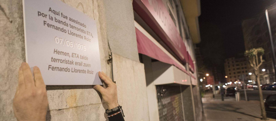En 2017 Covite colocó placas en memoria de los asesinados por ETA en Bilbao y San Sebastián. Apenas tardaron unas horas en quitarlas.