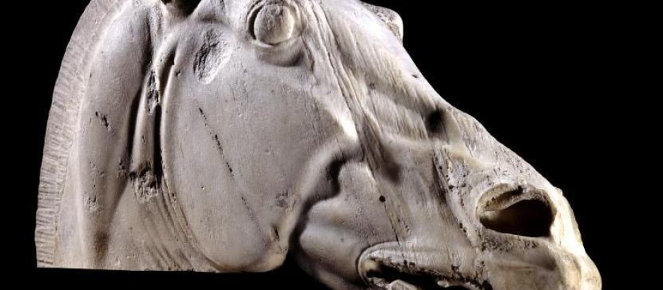 La escultura de la cabeza de un caballo del Partenón