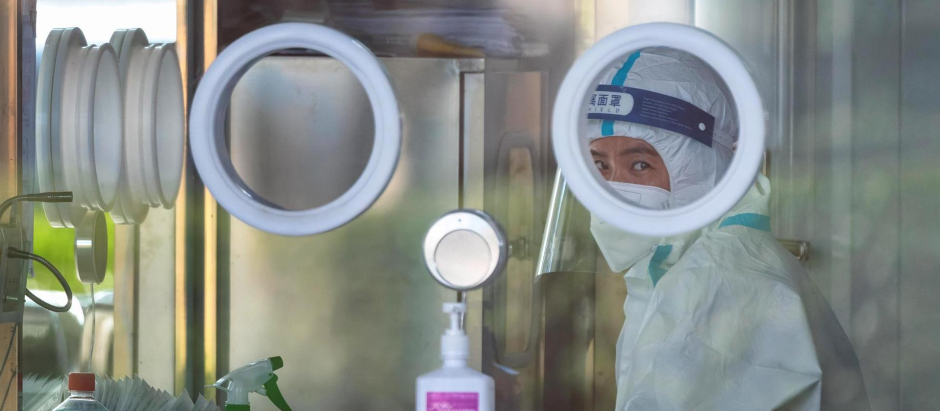 Un sanitario, en una cabina de pruebas PCR en el parque Disney de Shanghái.