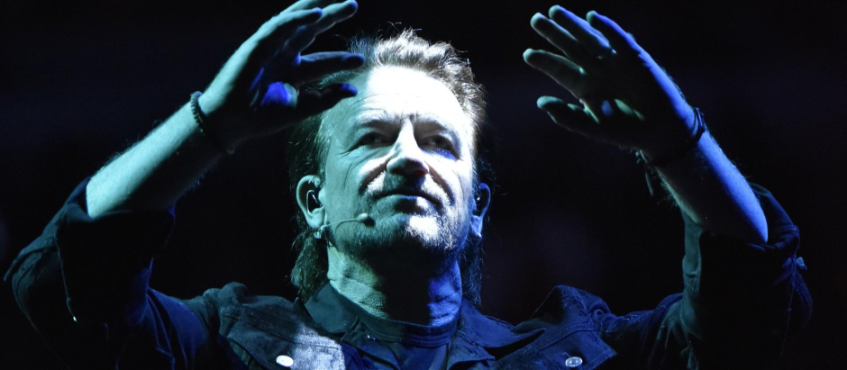 Bono, líder de U2, durante un concierto