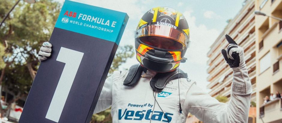 Stoffel Vandoorne celebra la victoria conseguida en Fórmula E en Mónaco en 2022