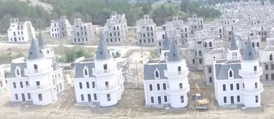 El famoso castillo de Disney inspiró la construcción de esta urbanización turca