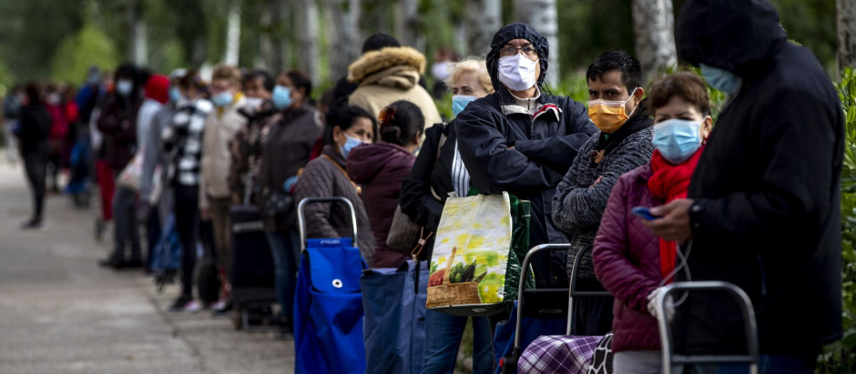 Colas de personas esperando a ser atendidas en un comedor social durante la pandemia