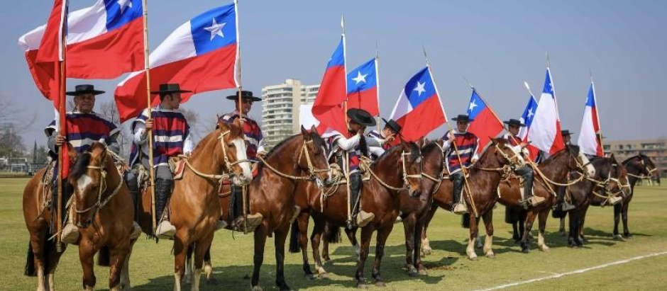 Formación ecuestre con la bandera de Chile