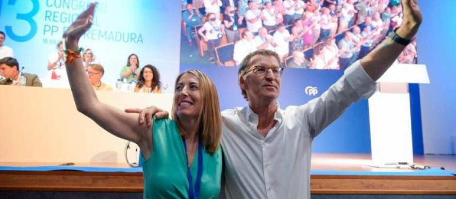 La presidenta del PP de Extremadura, María Guardiola, y el líder del partido, Alberto Núñez Feijóo